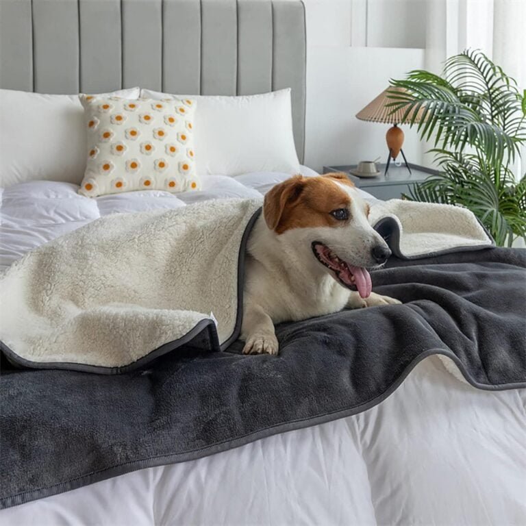 PFIMIGH Manta Impermeable para Perros, 3 Capas de Franela y Sherpa, Cobertor Reversible Protector para Cama, Sofá y Sillón, Gris, 203x230cm