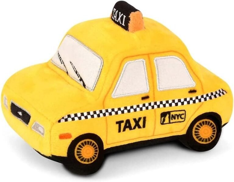 P.L.A.Y. PET LIFESTYLE AND YOU - Peluche de Perro – Canine Commute Collection – Taxi Amarillo de Nueva York.